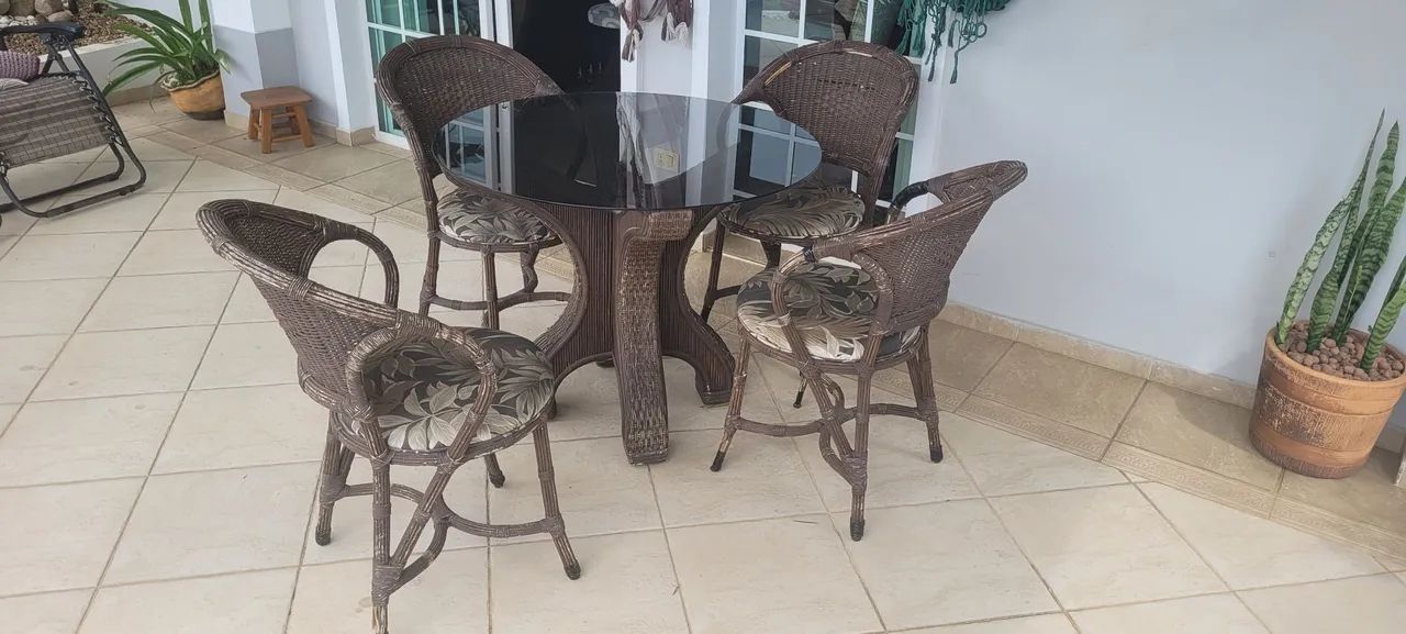 Mesa e cadeirasde junco