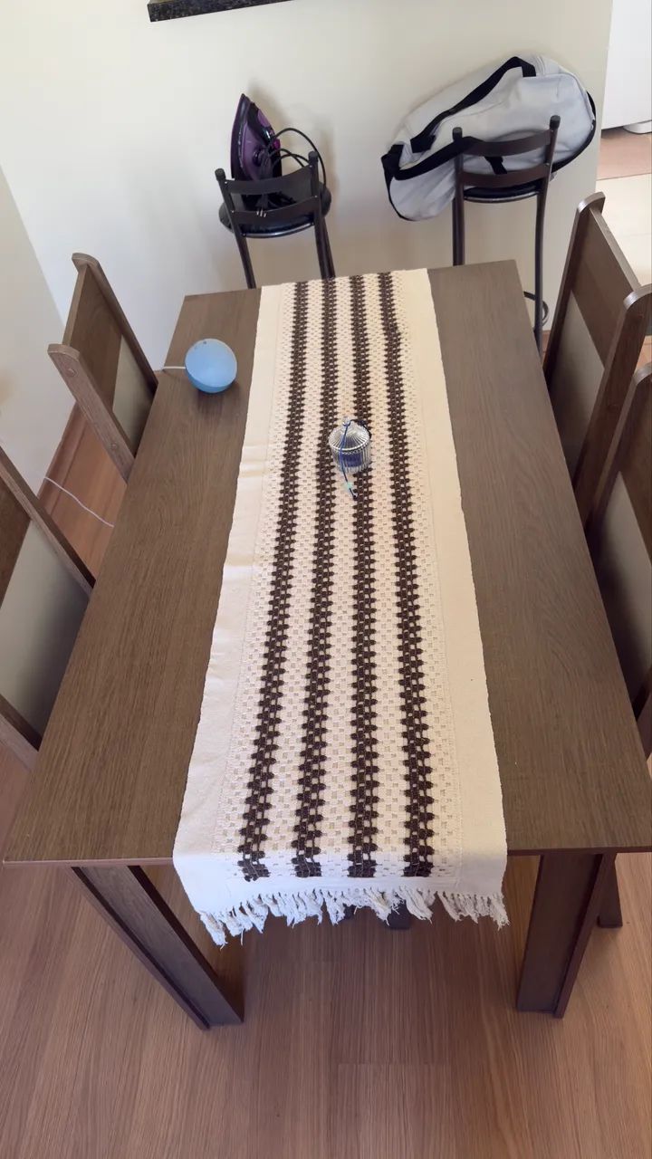Mesa MDF com 5 cadeiras 