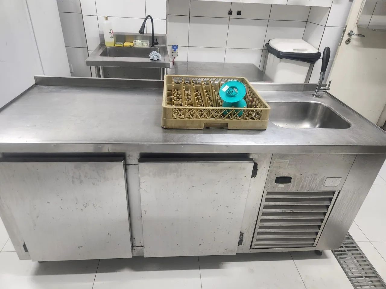 Balcão refrigerado com pia 