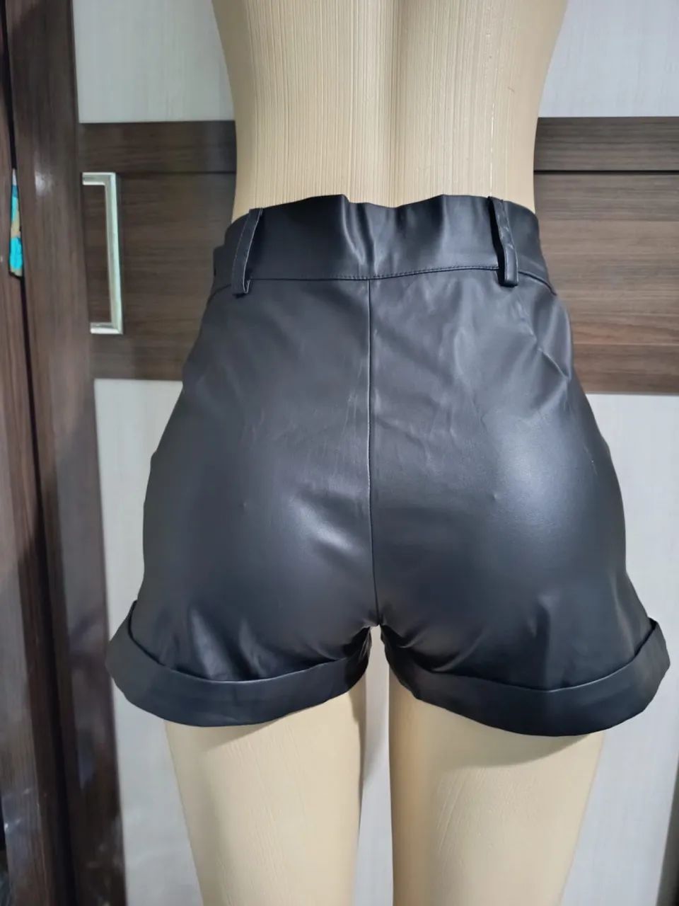 Short tipo couro 