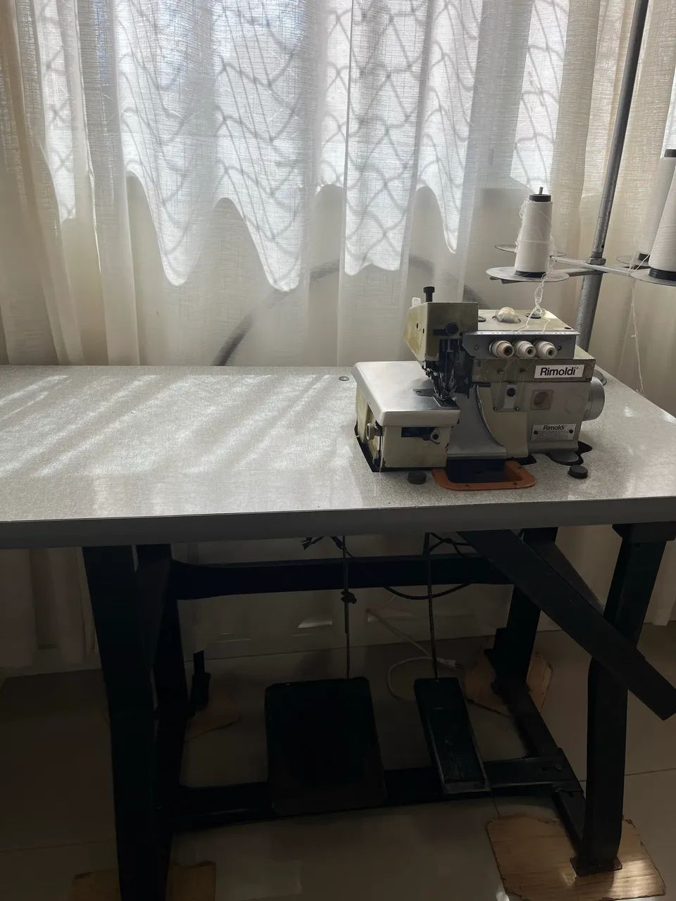 Máquina overloque Rimoldi - Foto 2