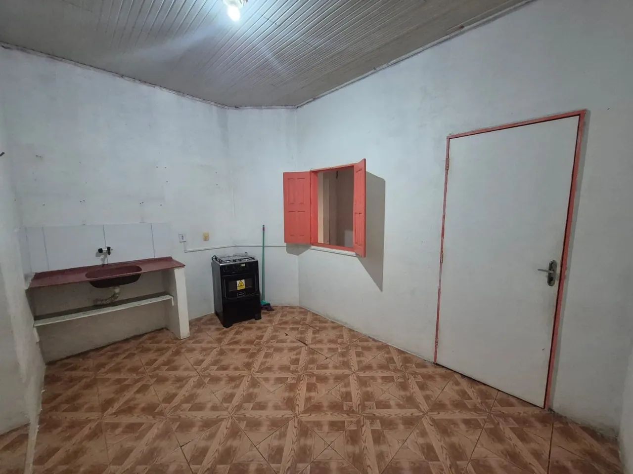 ALUGO KITNET COM ESPAÇO AMPLO COM BANHEIRO DENTRO.  - Foto 5