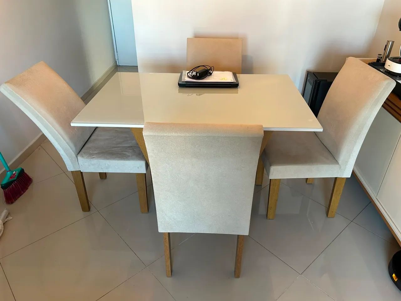 Conjunto mesa e 4 cadeiras retangular tampo vidro apoio madeira - Foto 3