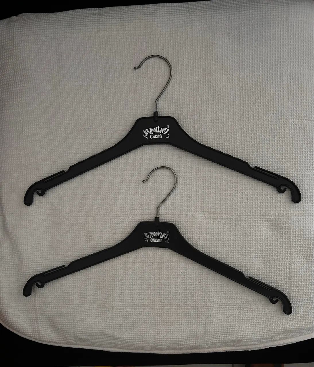 Cabides pretos para roupas - plástico resistente