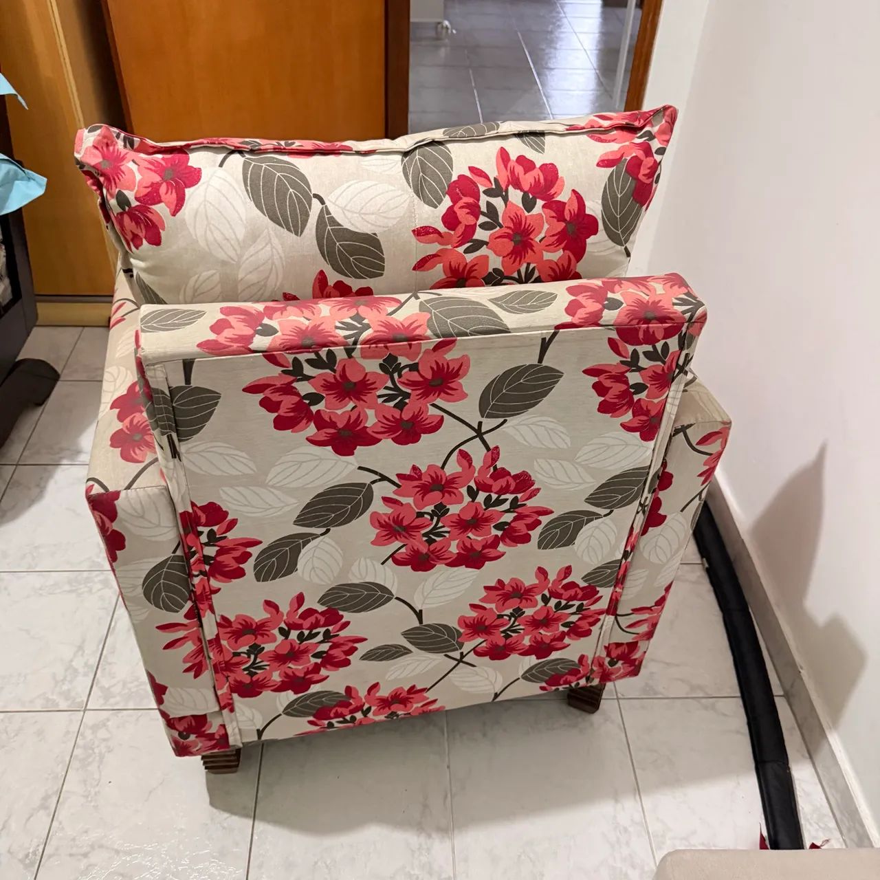 Poltrona florida muito confortável e estilosa - 71cm larg x 62cm alt x 76cm prof  - Foto 2