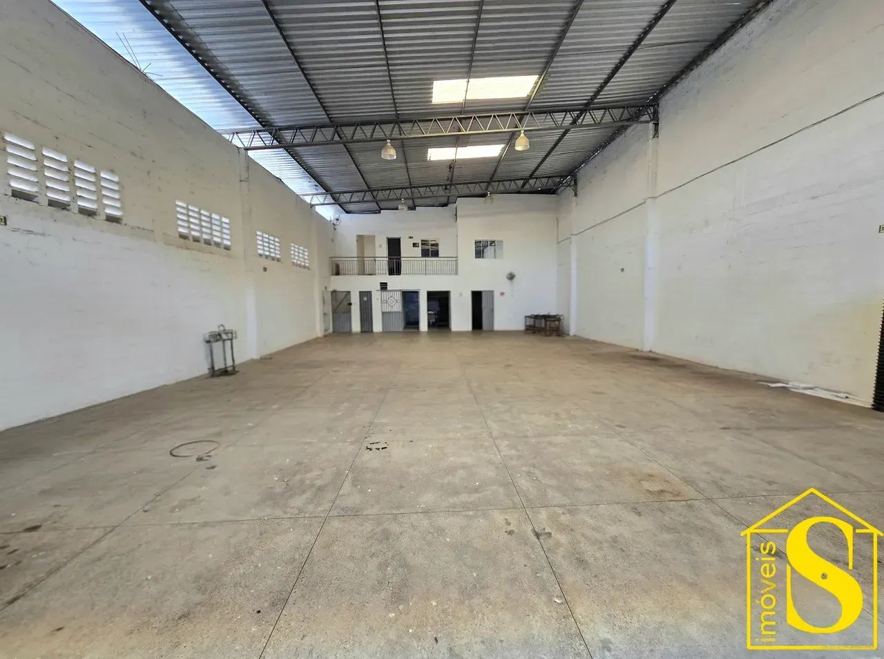 Galpão Comercial 312m² no Centro de Eusébio  Pé Direito 6m | Piso Industrial | Escritórios