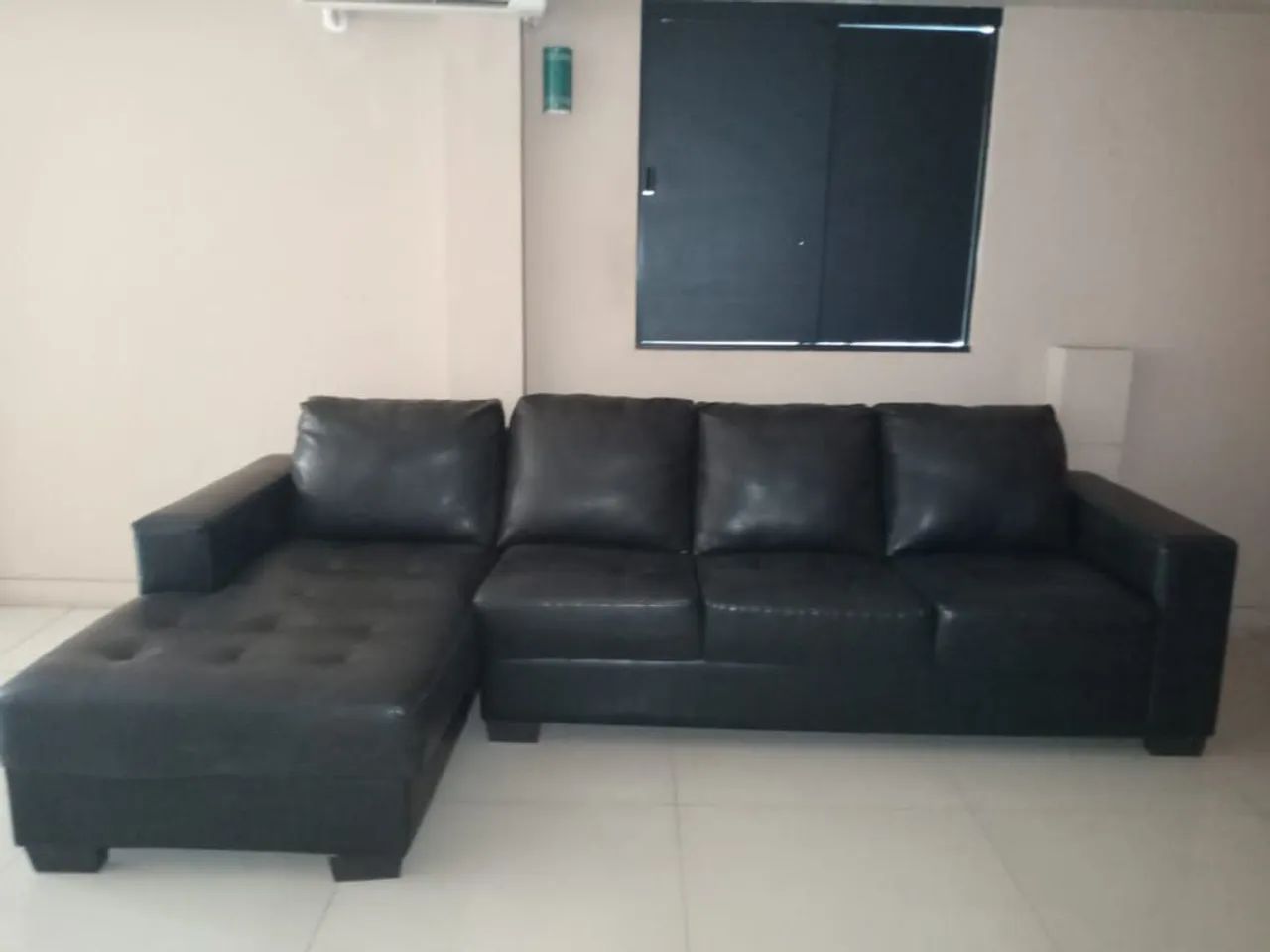 Sofá em couro sintético 