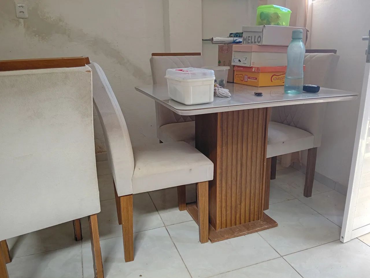 Vende-se mesa com 4 cadeiras - Foto 2