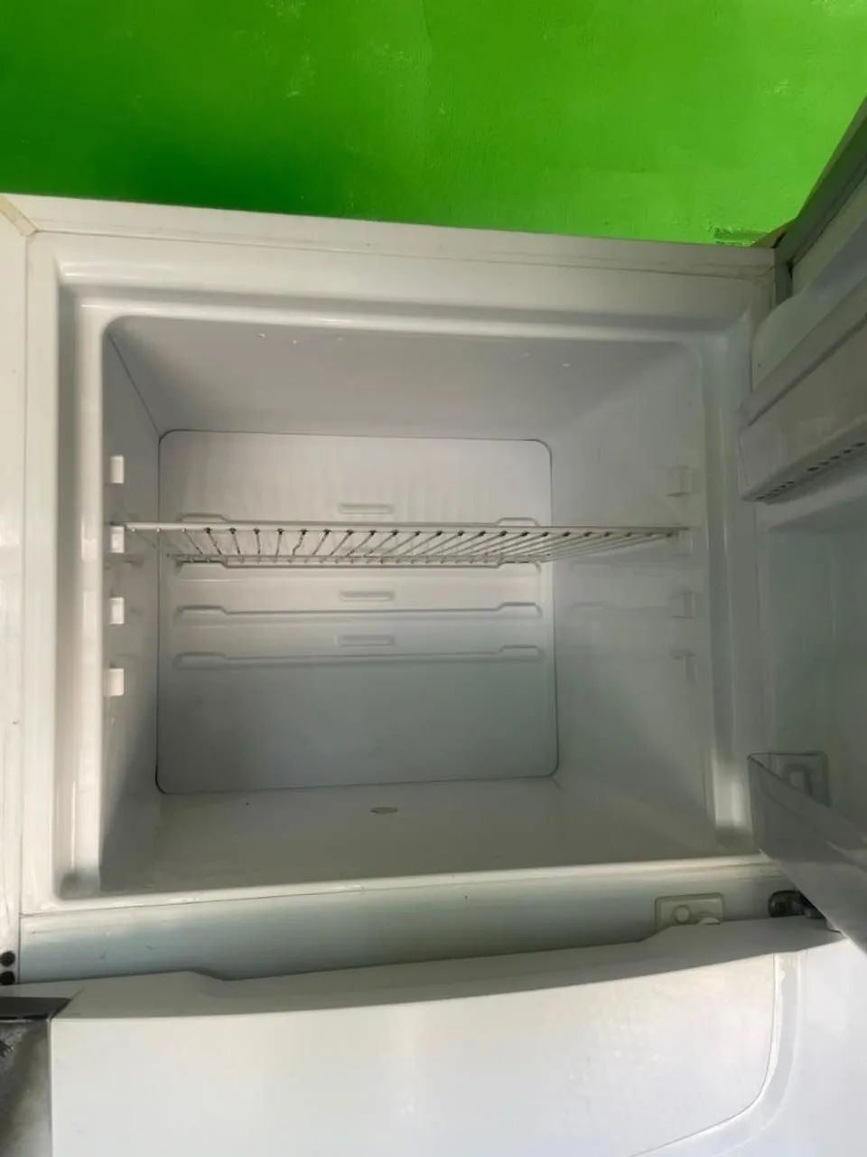 Geladeira Consul, parte de baixo só esfriando encima gela perfeitamente! Valor negociável - Foto 4