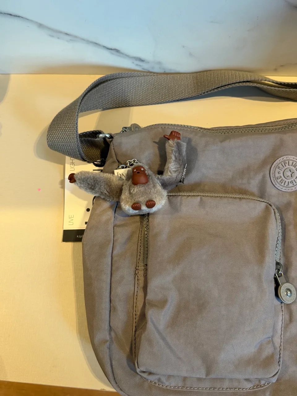 Bolsa Kipling Sidney Cool Grey Tonal Original com Etiqueta - Foto 3