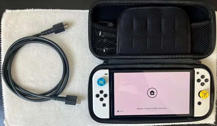 Nintendo Switch OLED 64GB Branco + Dock + Grip Skull & Co + Case - Foto 2