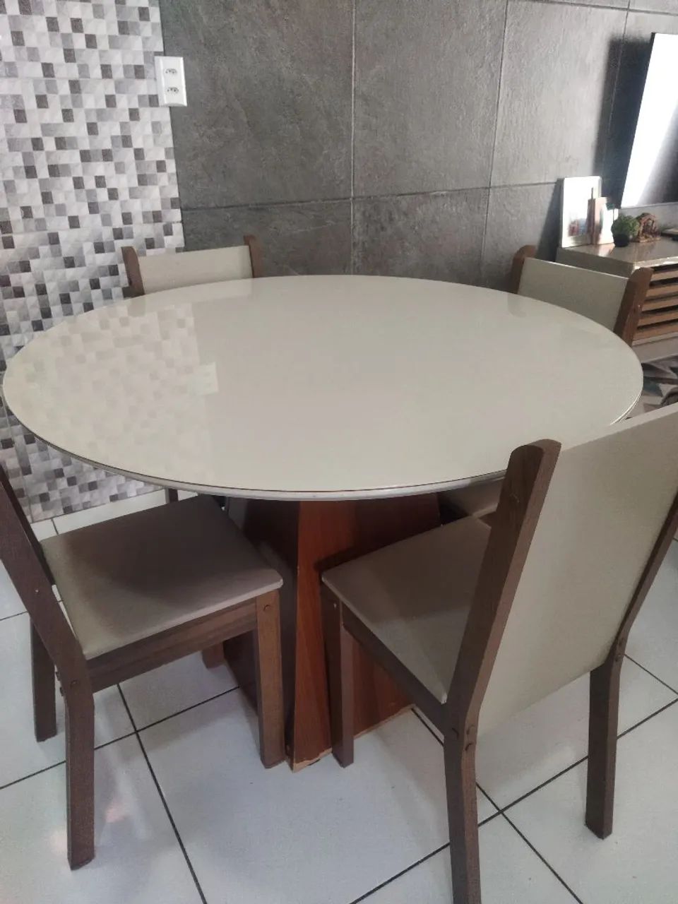 Linda mesa com 4 cadeiras - Foto 2