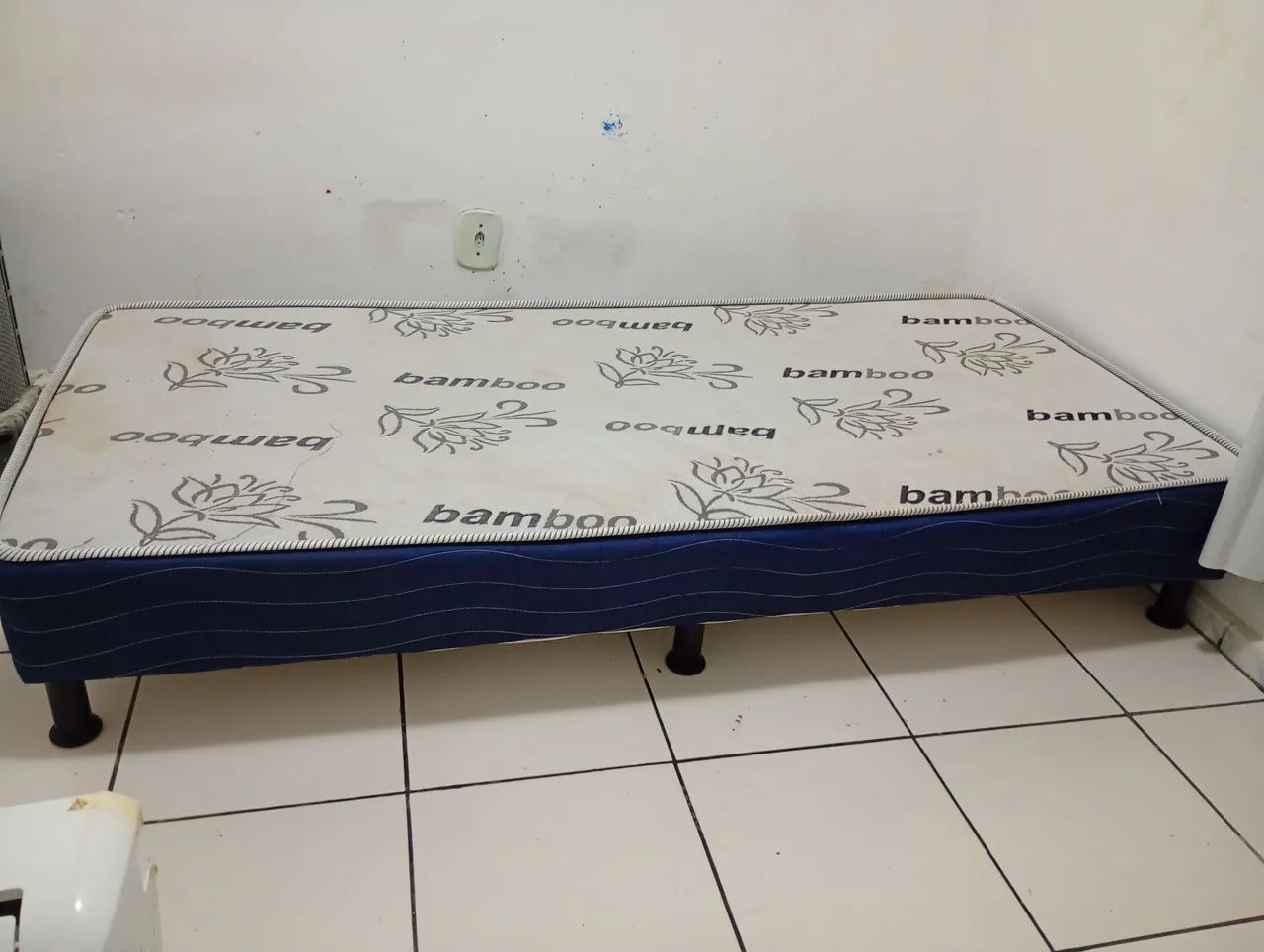 Cama solteiro/ ou infantil.