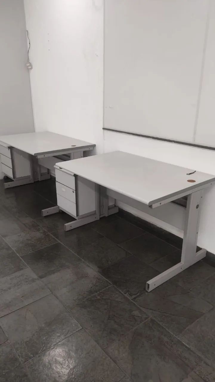 MESA DE ESCRITÓRIO COM GAVETEIRO