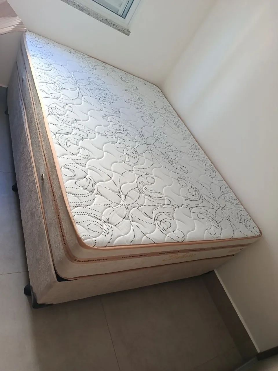 Cama casal com colchão sleep Max alto e confortável