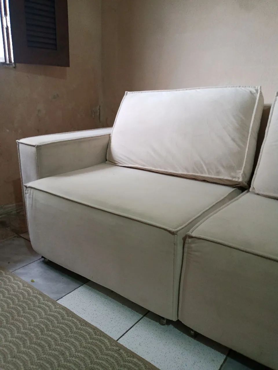 Sofá retrátil bege 2 lugares - Foto 2