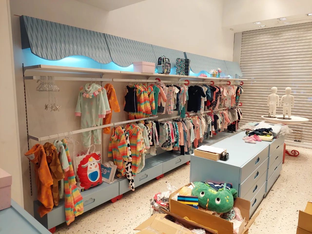 Vendo mobília de loja roupa infantil  - Foto 2