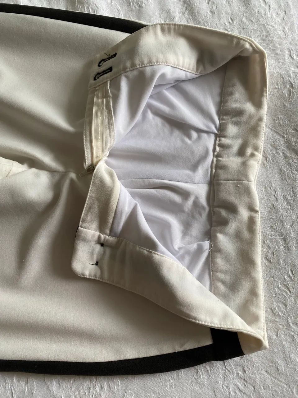 Calça branca com forro e detalhes em preto  na lateral e cintura  - Foto 4