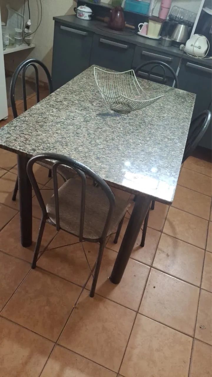 Mesa de cozinha - 4 cadeiras