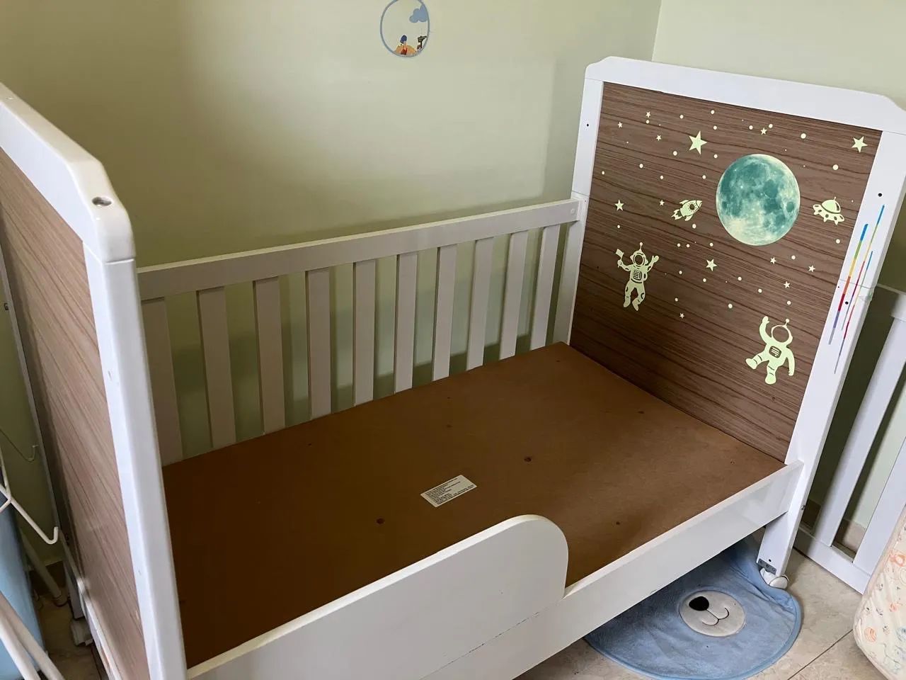 Berço mini cama branco e amêndoa 