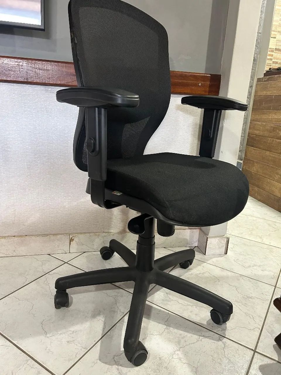 Cadeira de escritório com encosto e tela mesh, assento acolchoado e braços com regulagem  - Foto 2