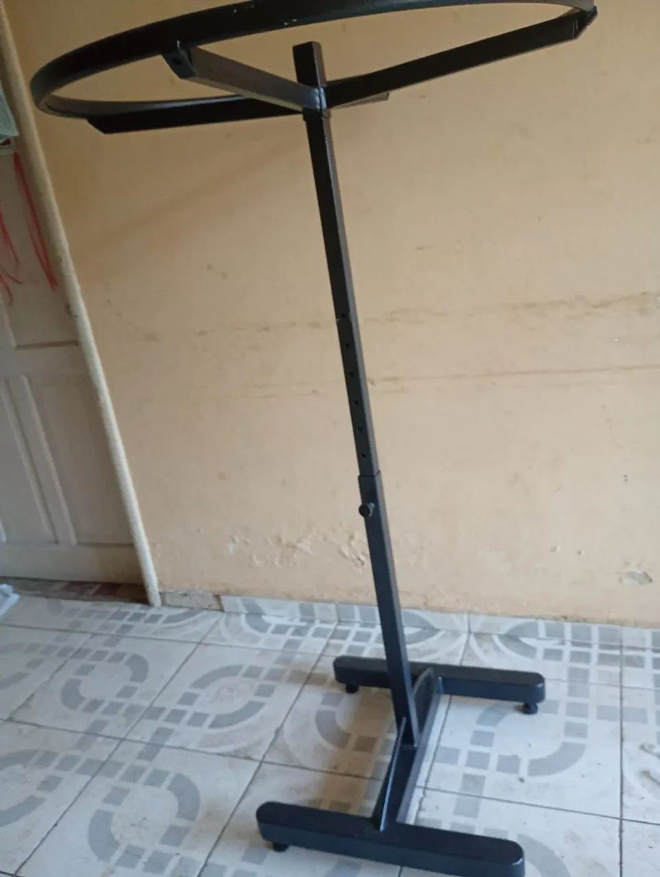 Arara expositora de roupa redonda  - Foto 3