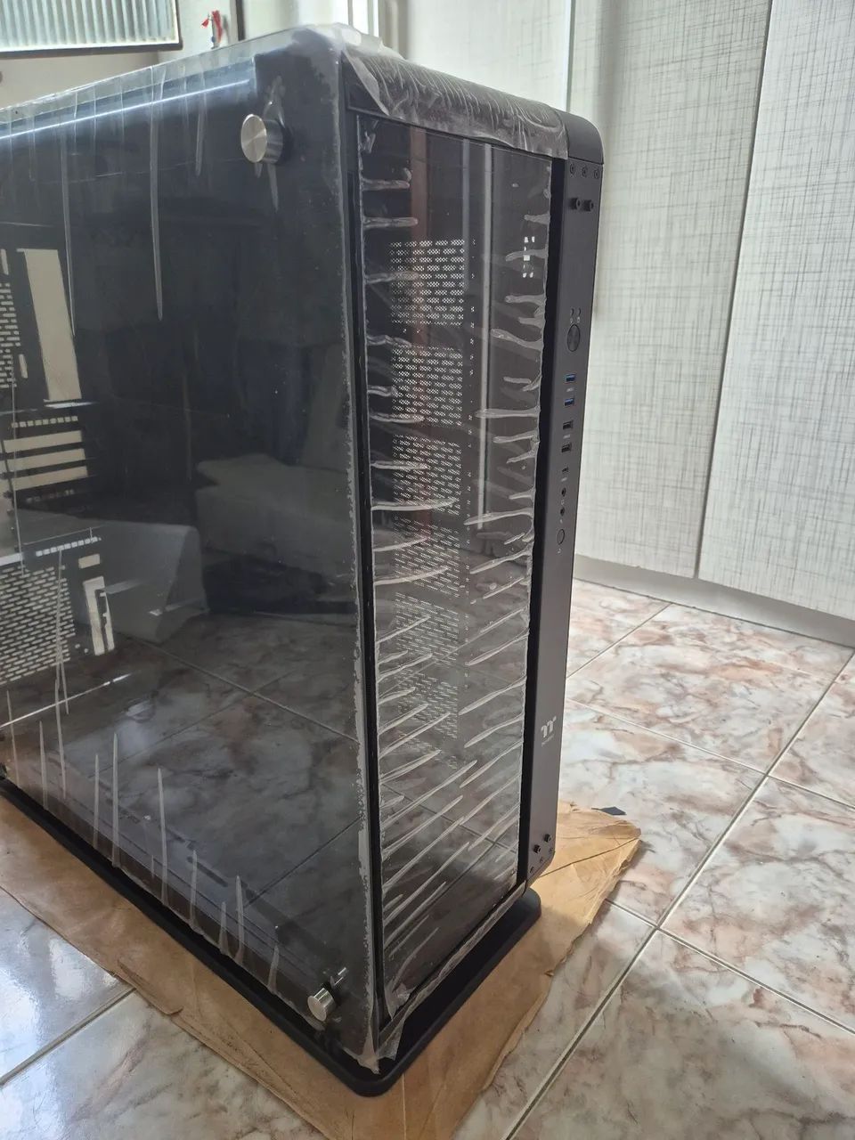 Gabinete Core P8 Tempered Glass Full Tower. - Foto 4