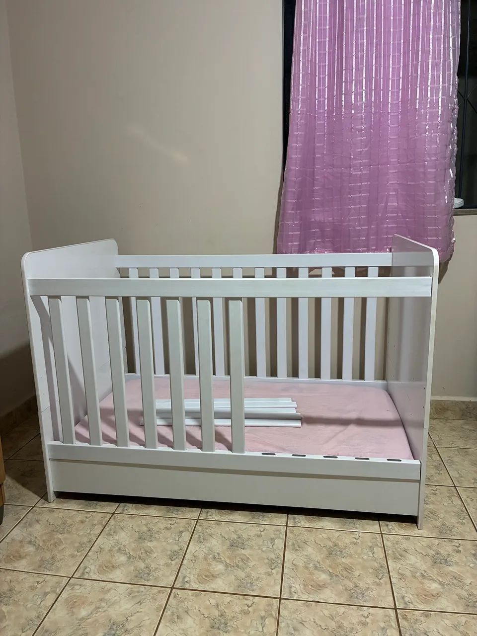 Conjunto de móveis para bebê (guarda roupa, cômoda e berço)