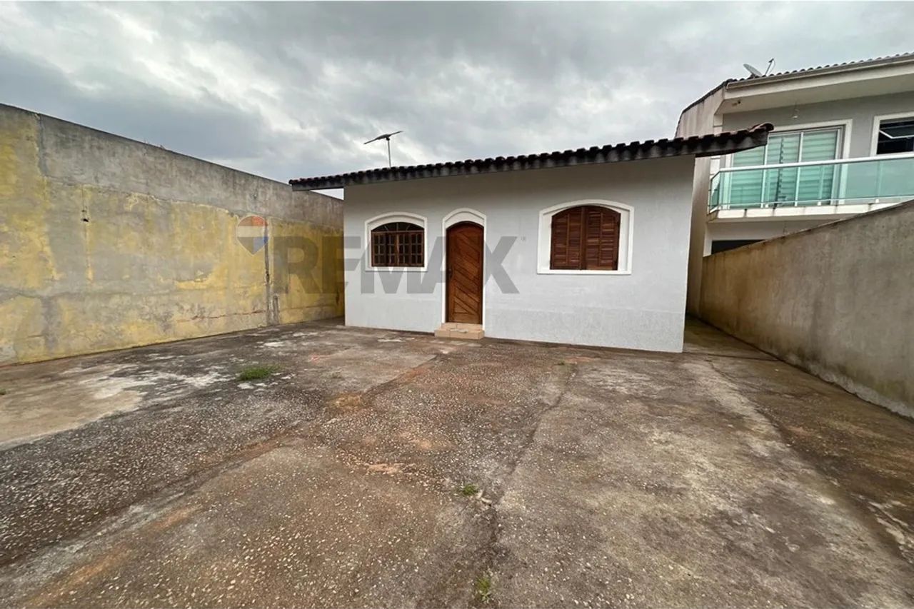 Casa com 2 dormitórios e amplo quintal no Jordanópolis