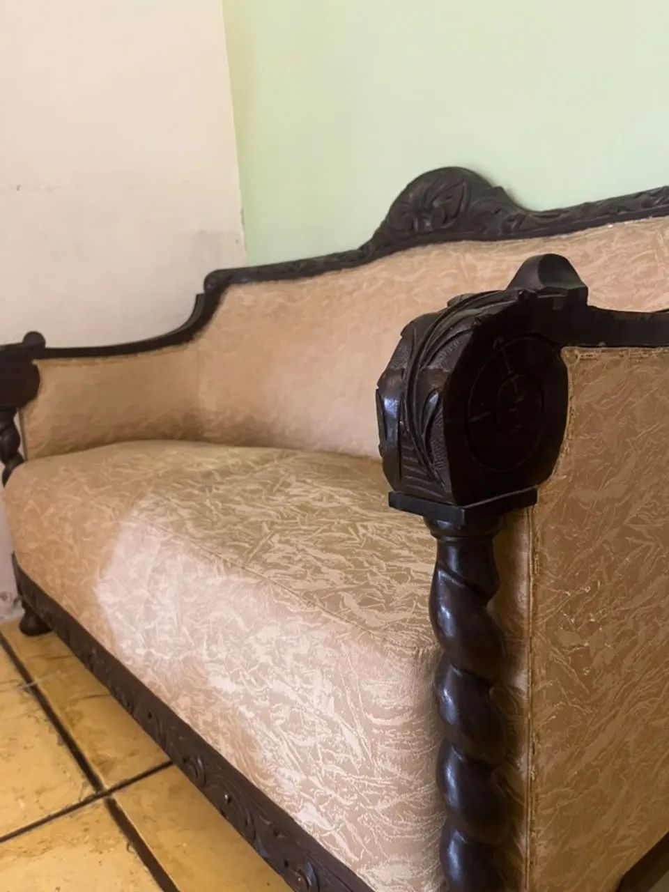 conjunto antigo de sofá e duas poltronas 