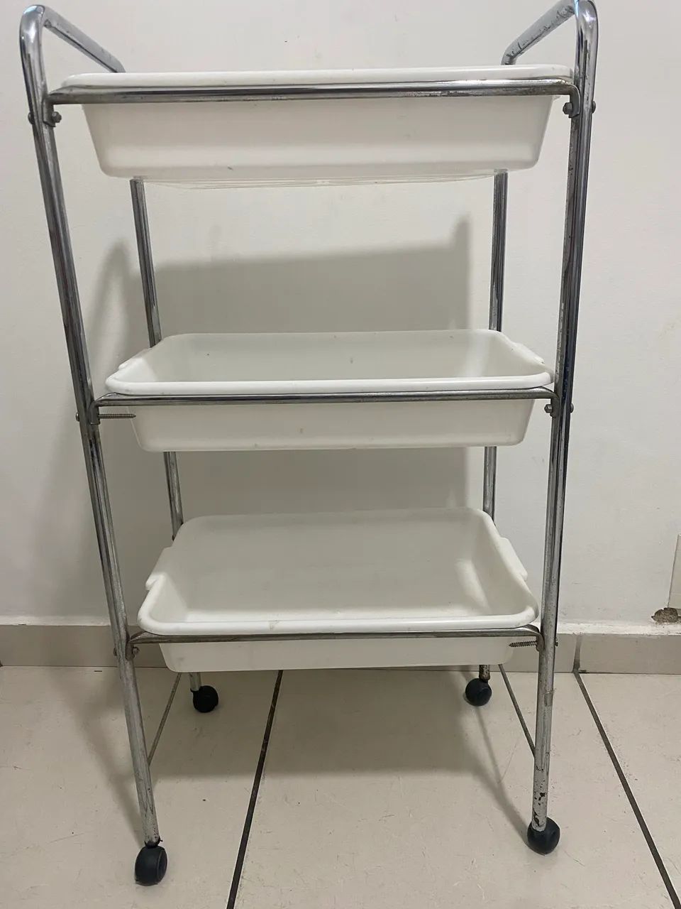 Carrinho auxiliar e escadinha para estética, salão e sobrancelhas