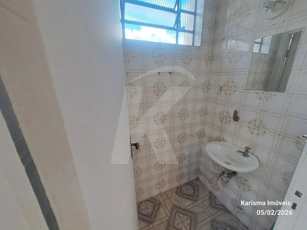 Salão medindo 110 m² com 2 banheiros. - Foto 10