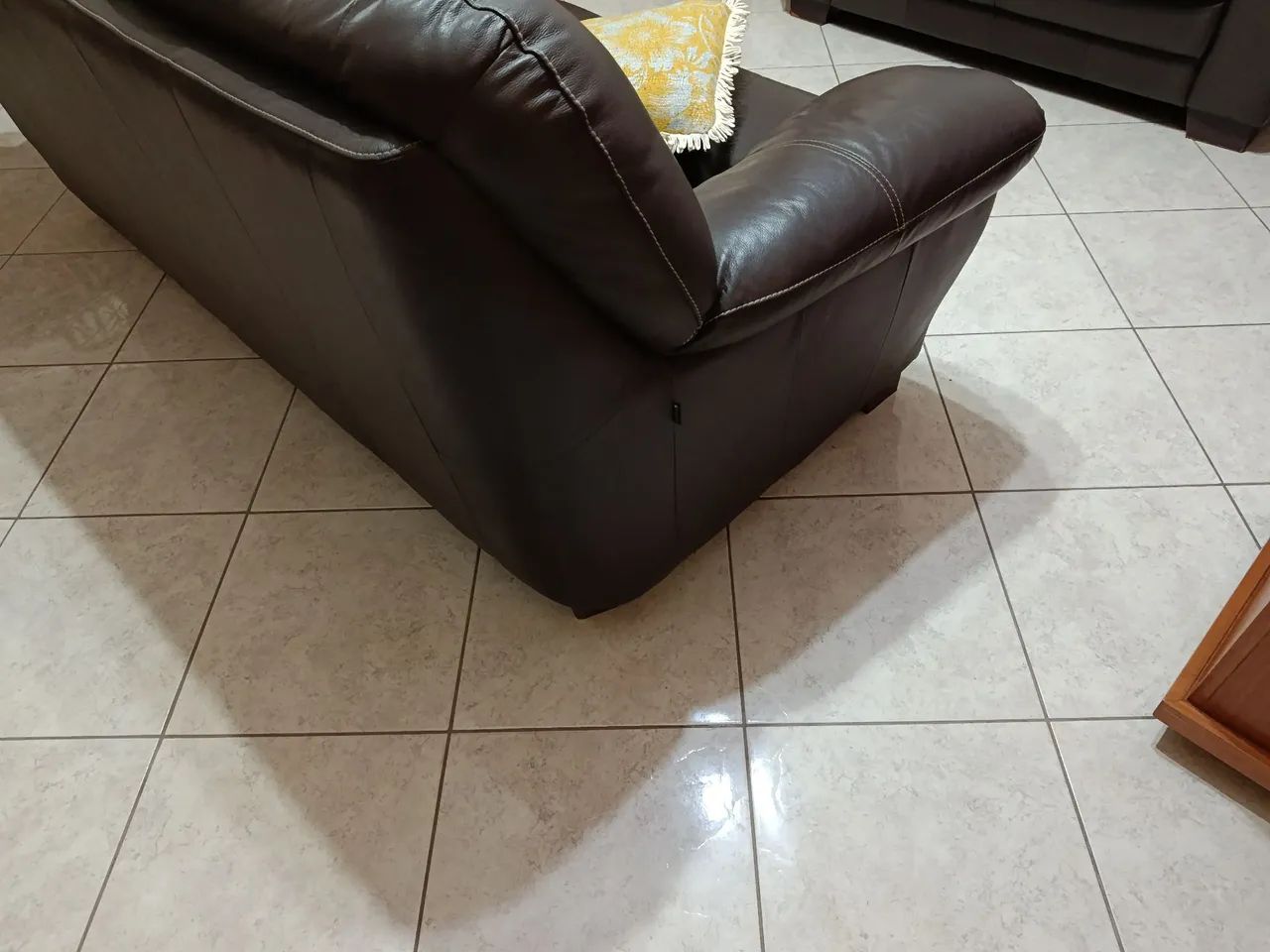 Conjunto de sofá em couro 2e 3 lugares  - Foto 4