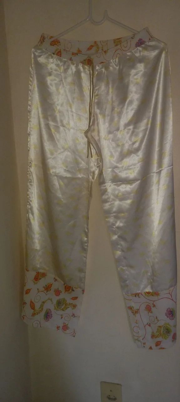 Vendo esses pijamas .25 o comprido e 10,00 o certo. 