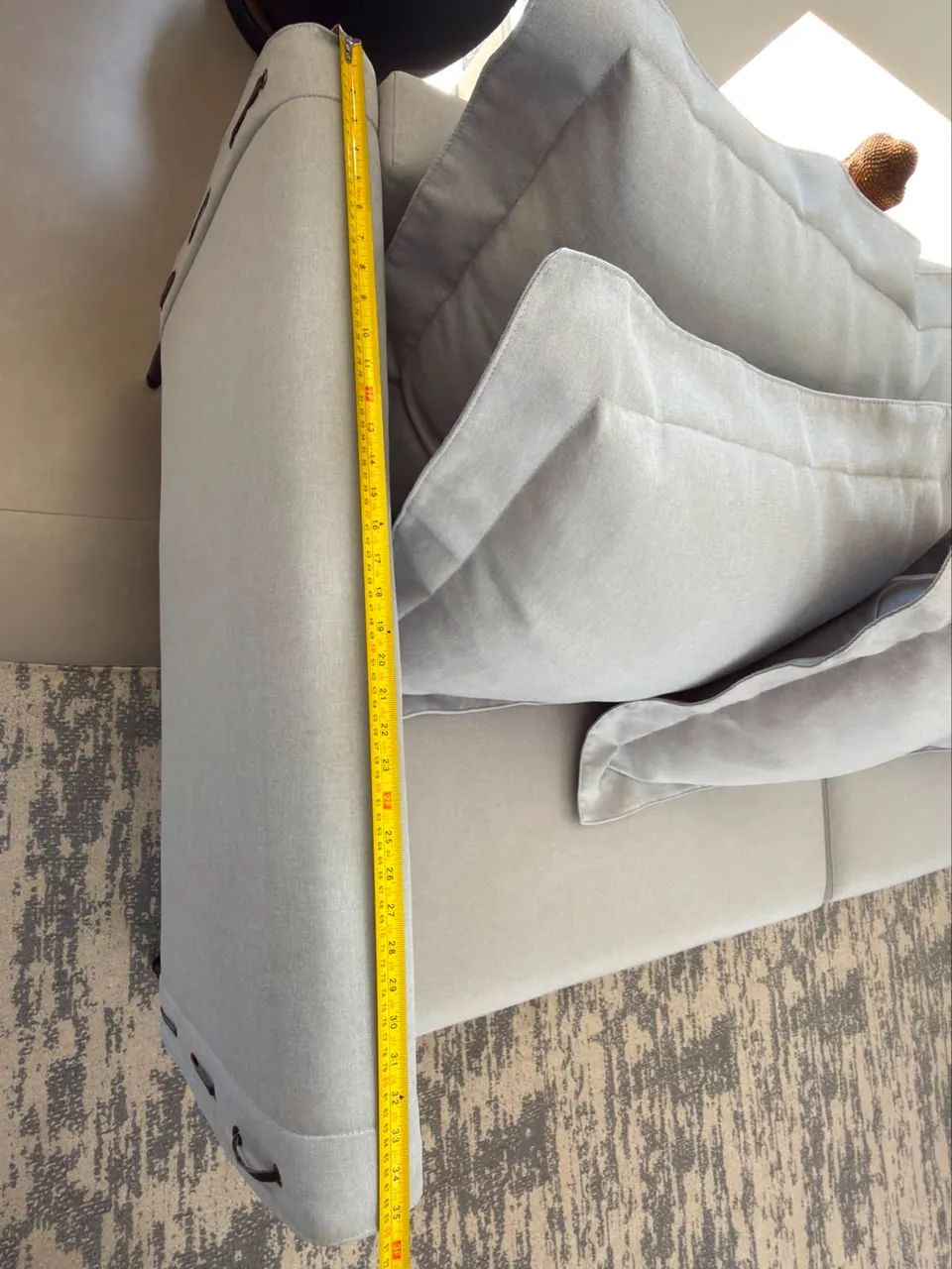 Sofa 4 Lugares, marca Hindi Moveis Linho Cinza com detalhes em couro - Foto 4