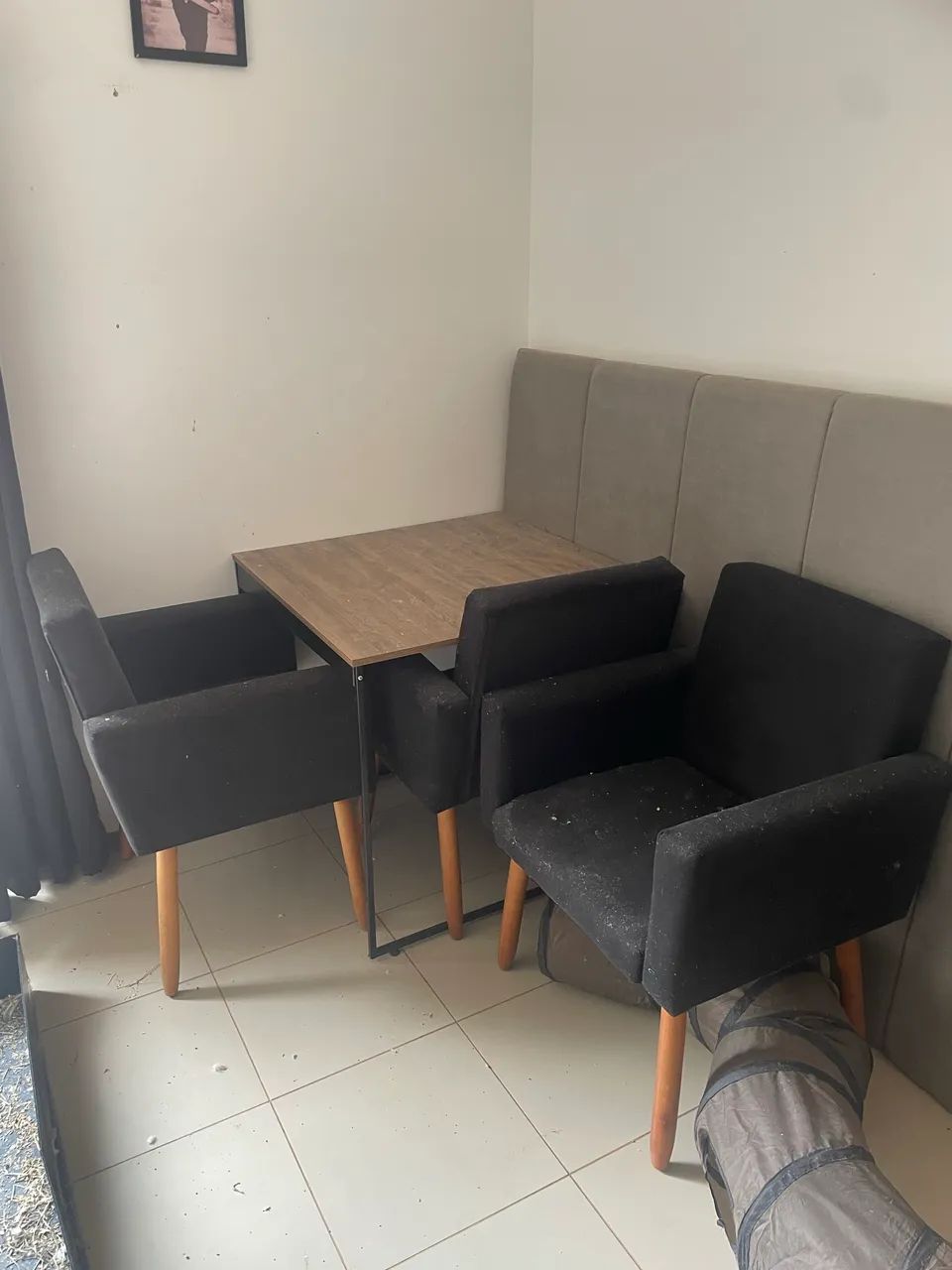 Mesa com 3 cadeiras 
