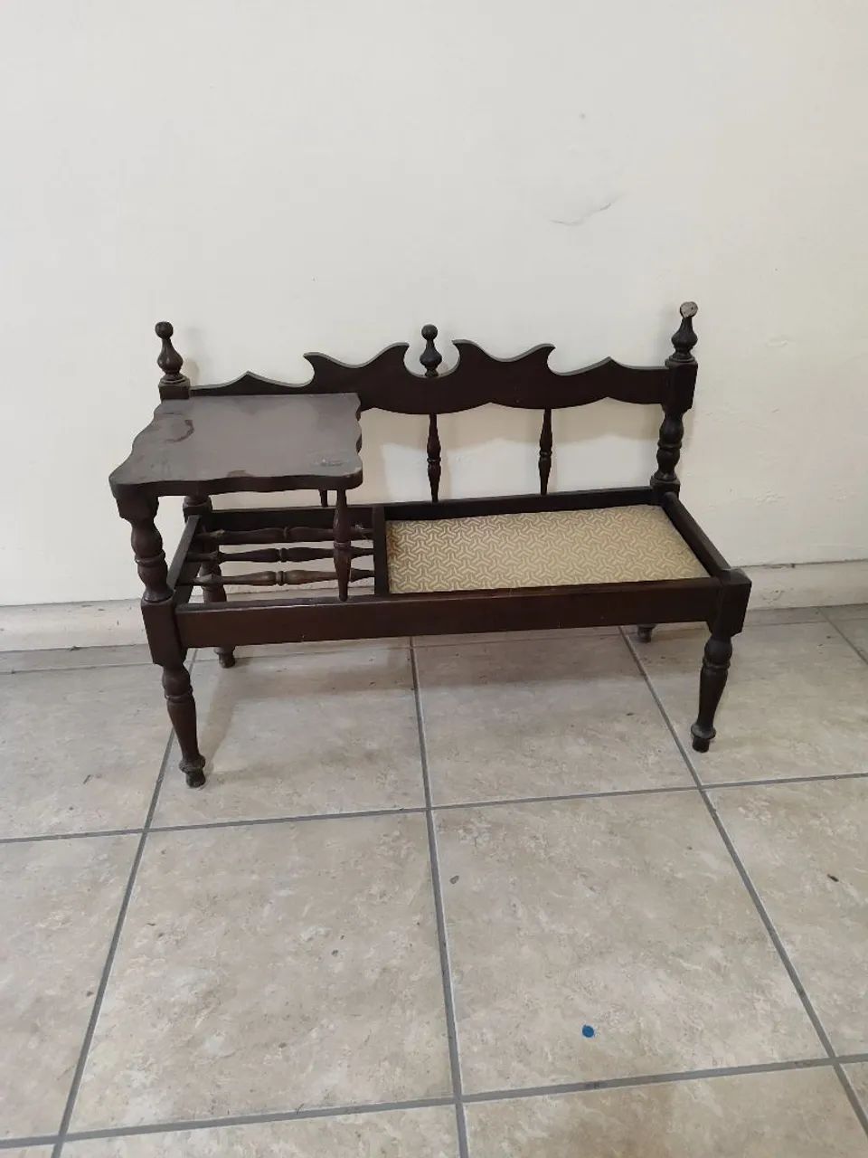Mesinha de telefone antiga 