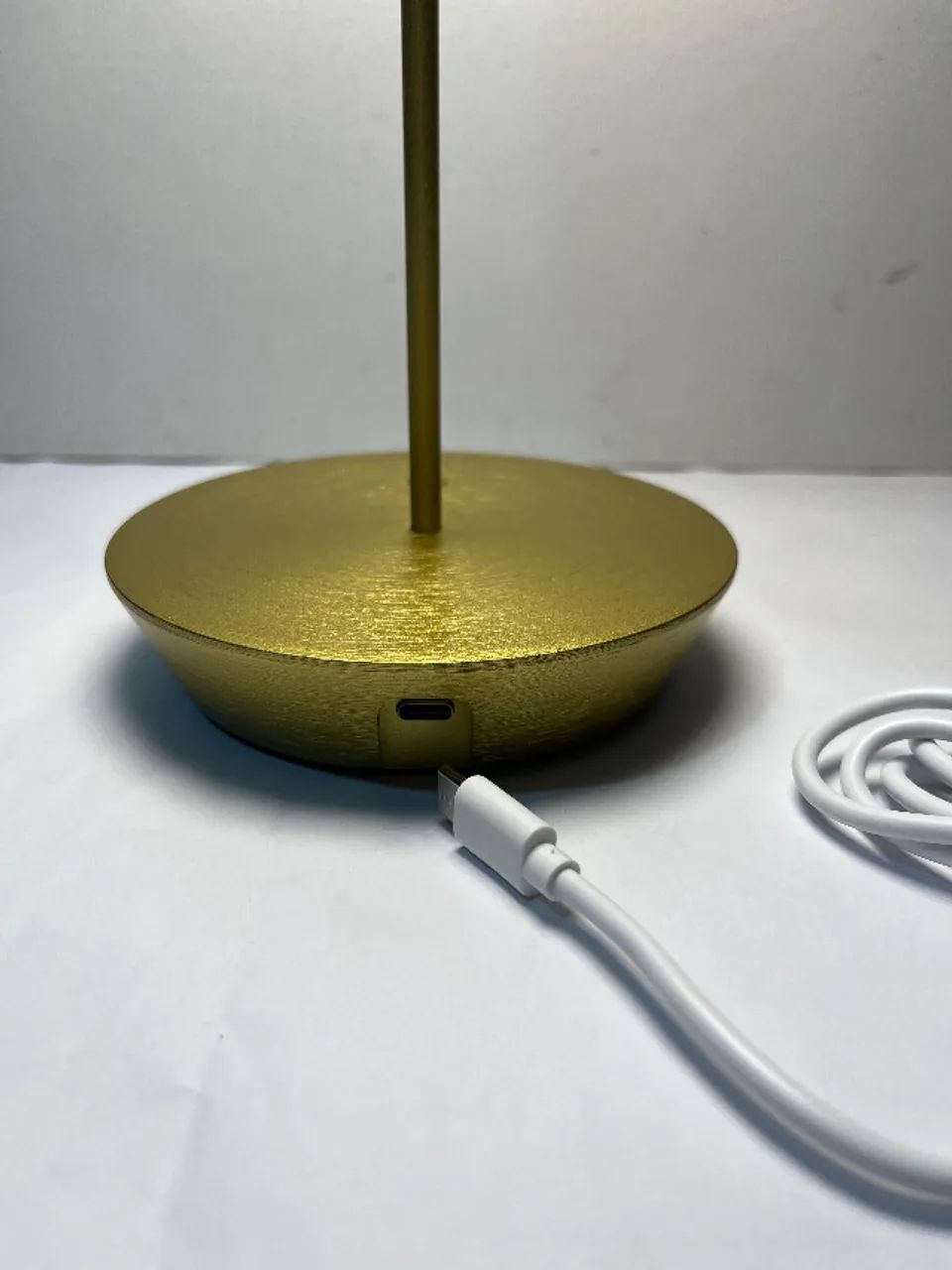 Luminária de Mesa LED; Dimerizável; USB; Alumínio Dourado - Foto 5