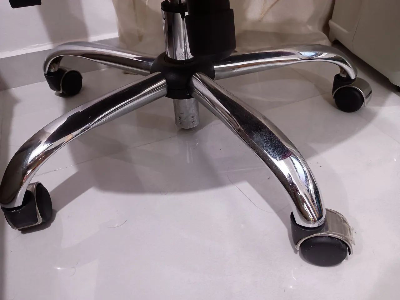 Vendo uma cadeira com rodinhas - Foto 2