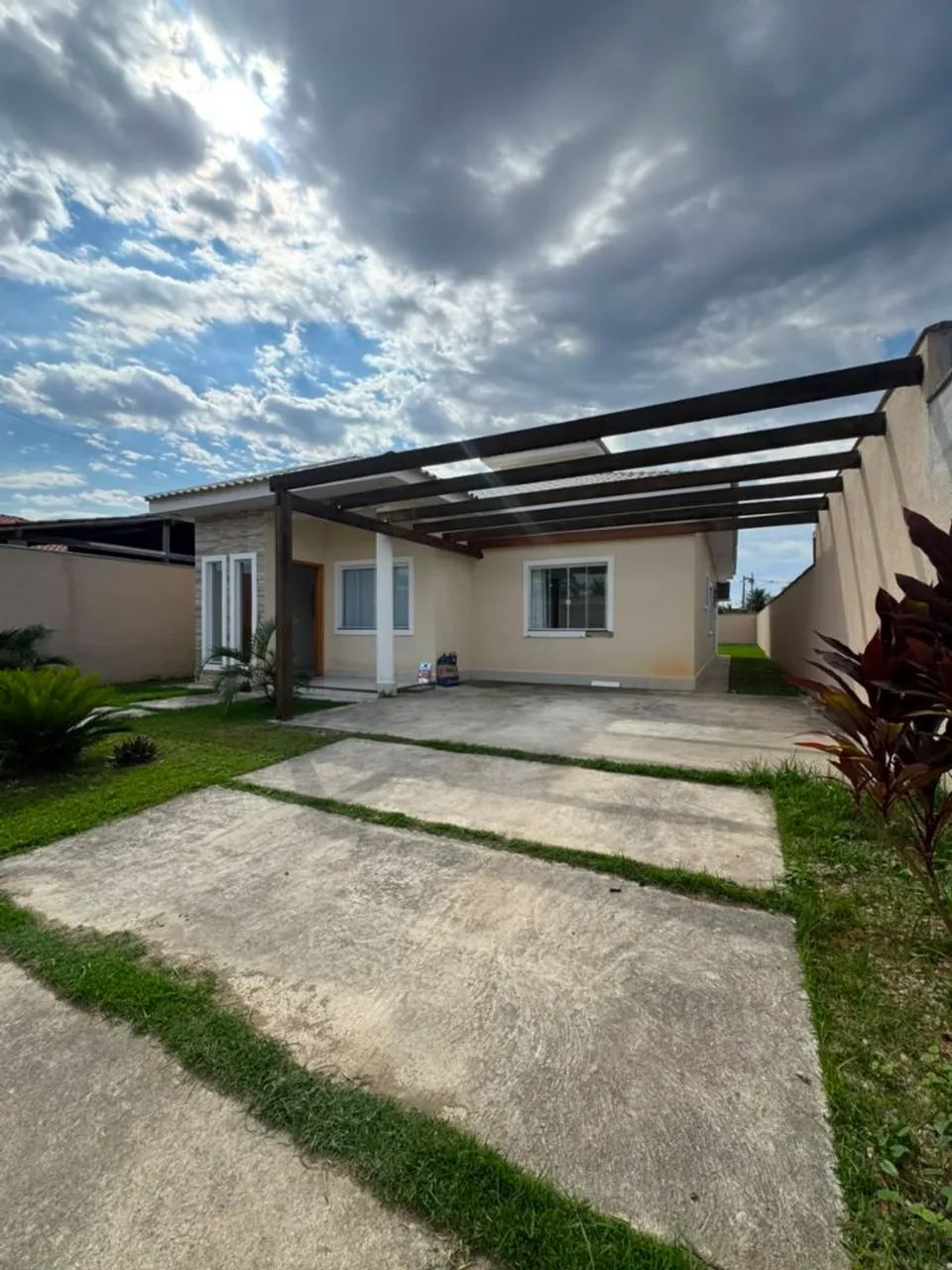 Alugo excelente casa 3 quartos 