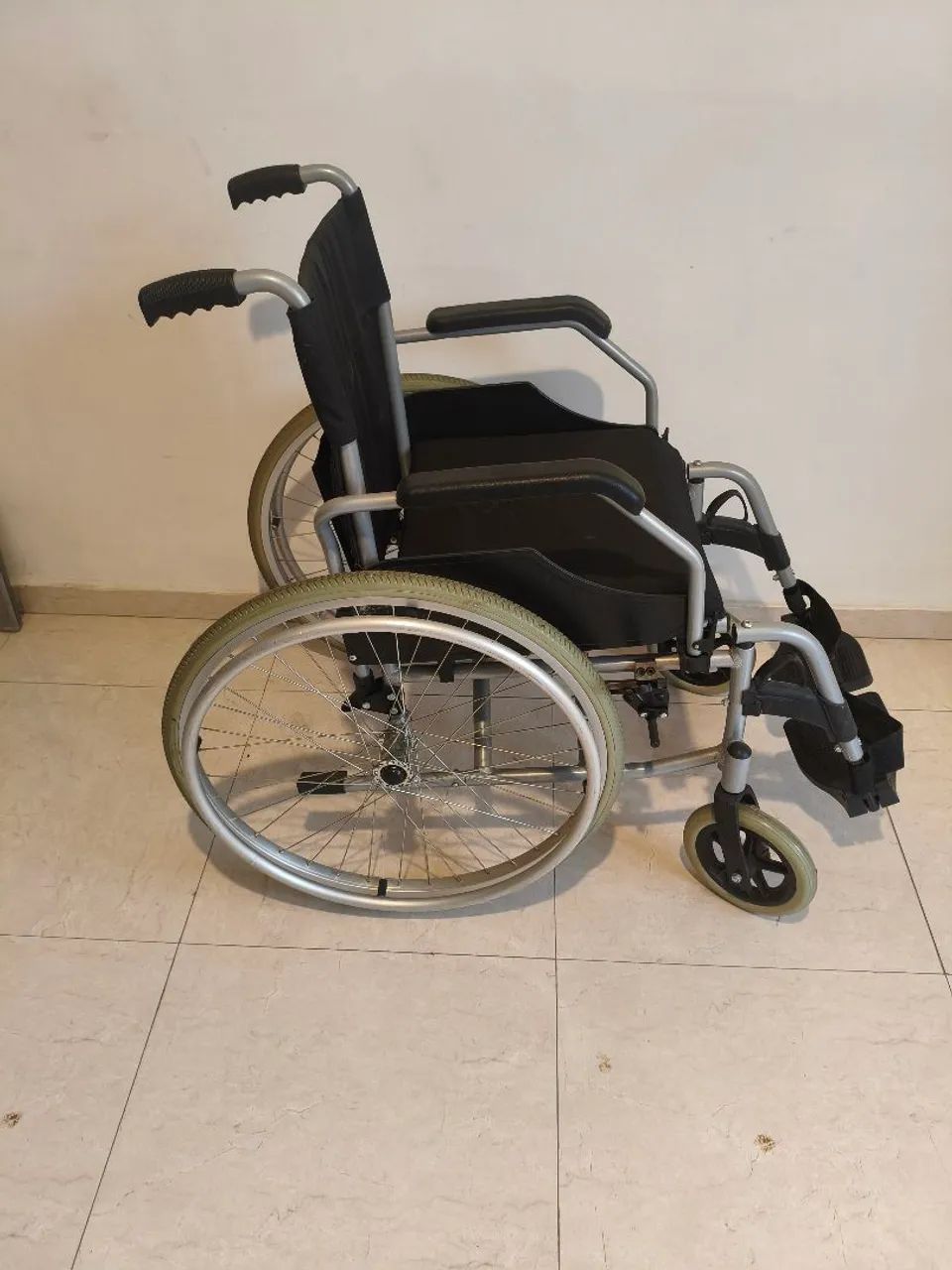 Cadeira de rodas Dellamed nova + acessórios  - Foto 3