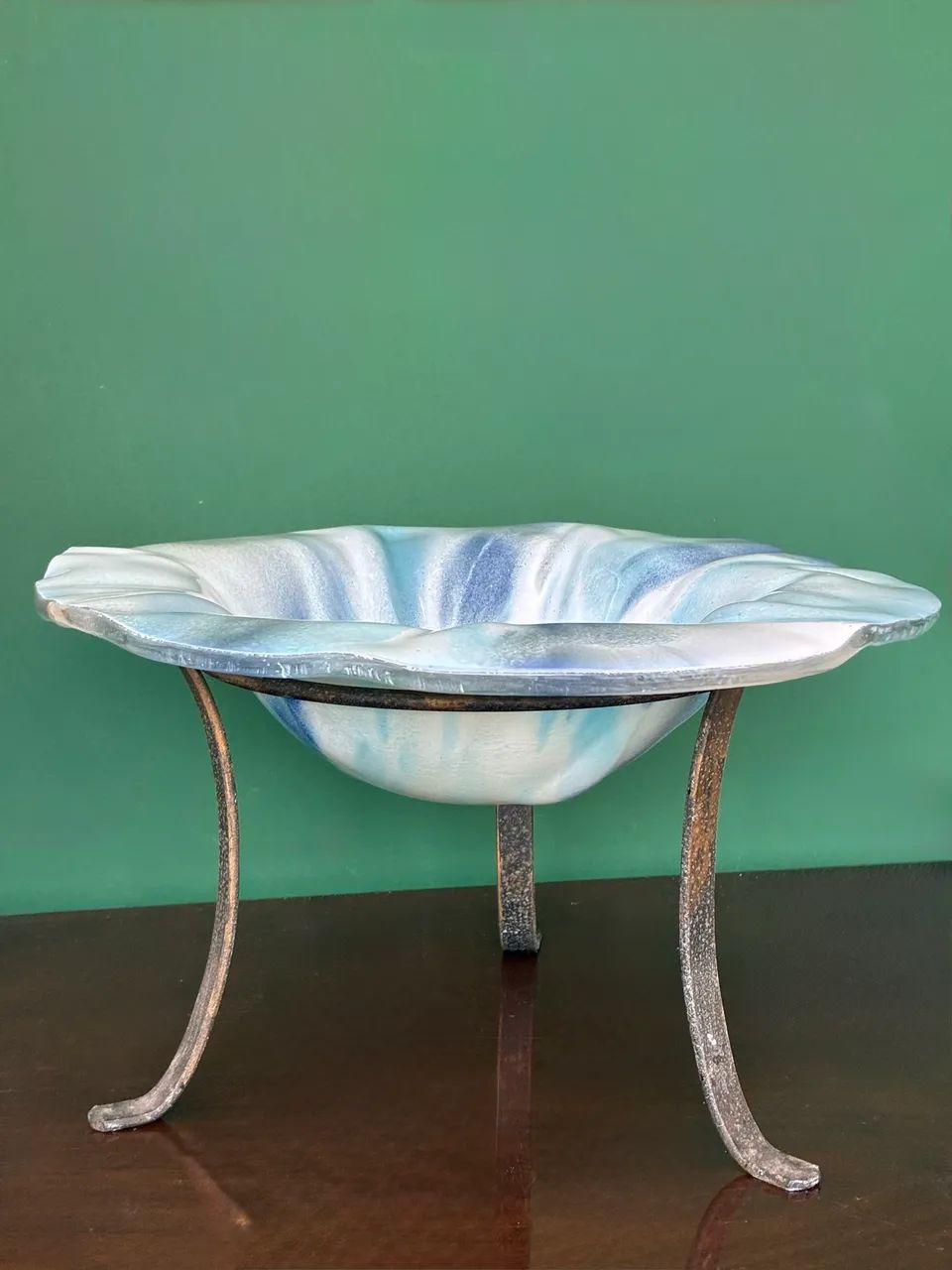 Centro de mesa com vidro pintado em tons de azul e branco + base de ferro - Foto 3