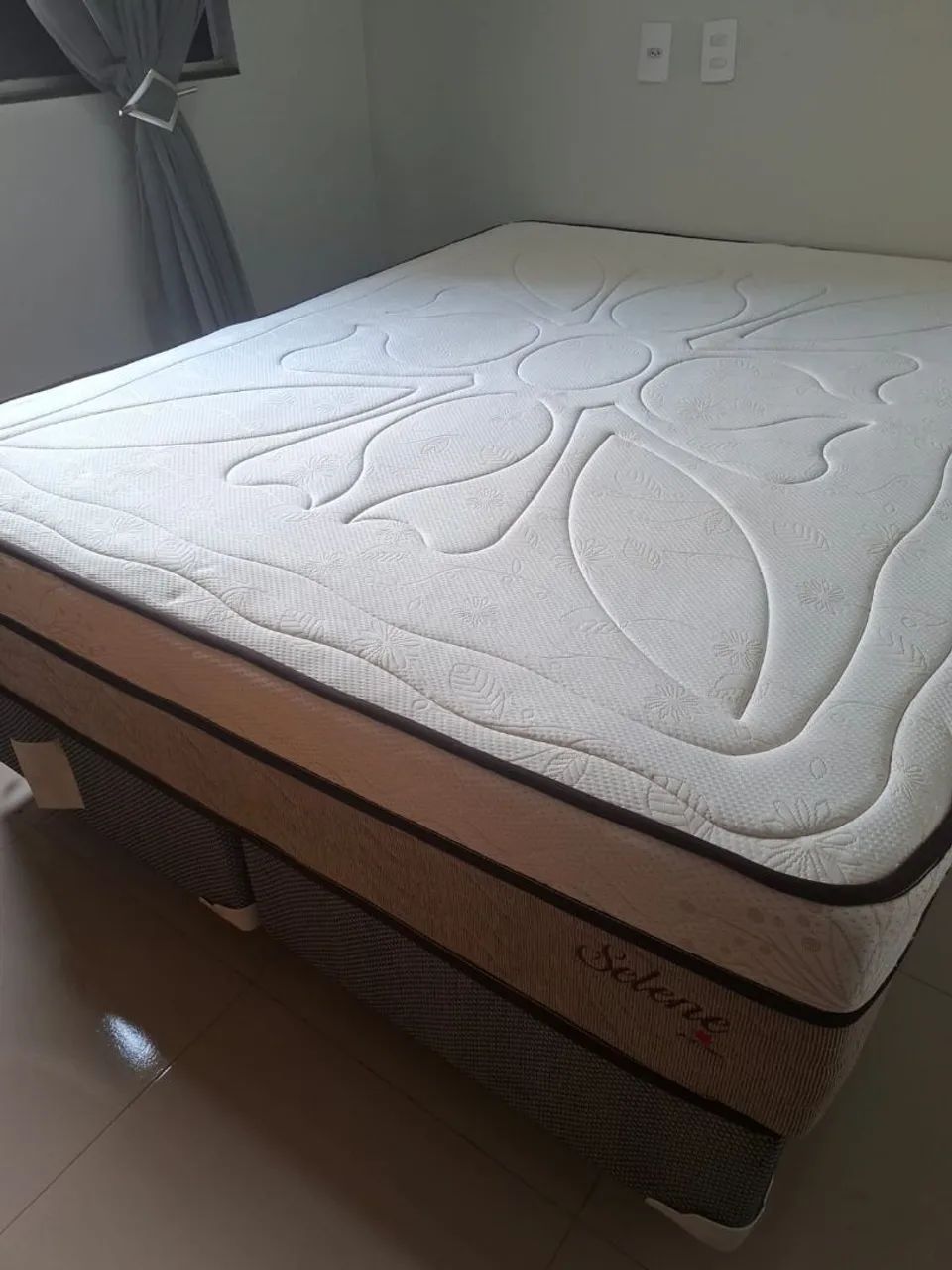 Vendo cama Queen pouco usada