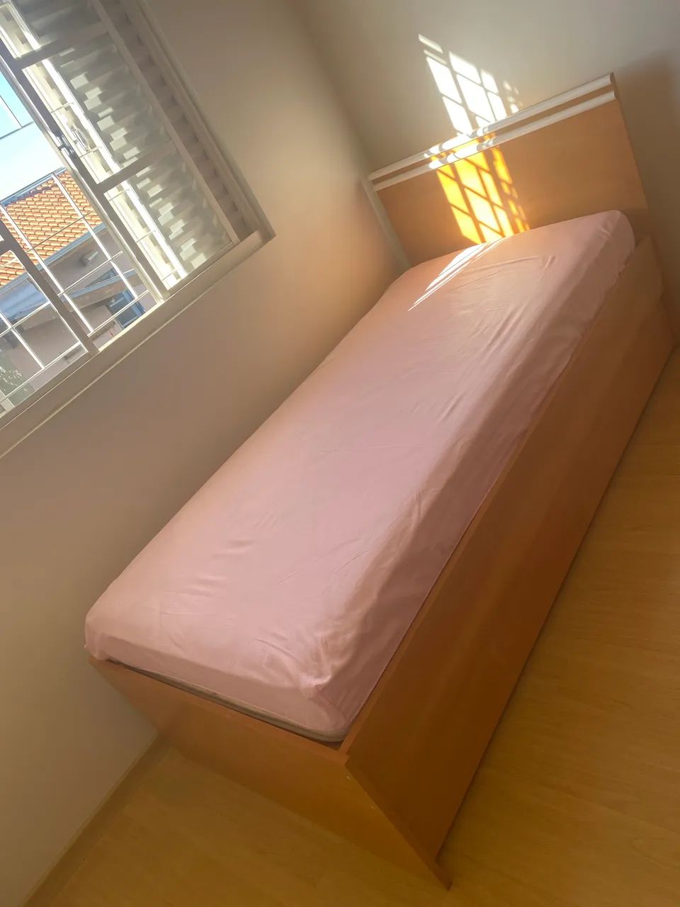 Cama de solteiro em madeira com bicama auxiliar