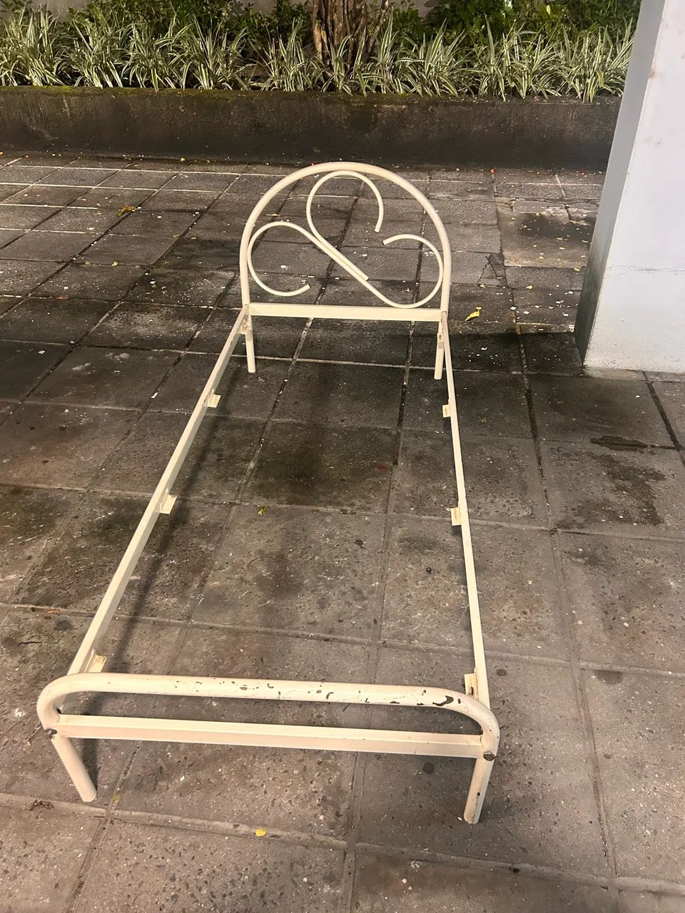 Cama de ferro solteiro