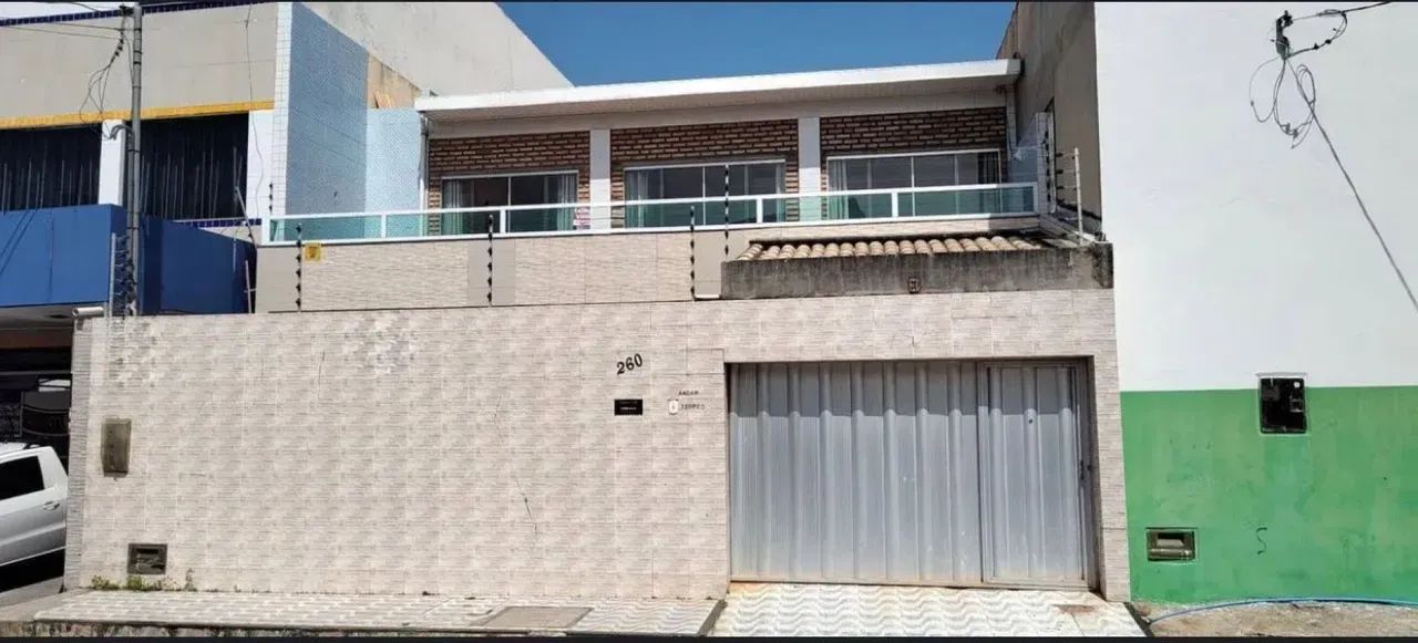 CASA AMPLA NO BAIRRO AEROPORTO.