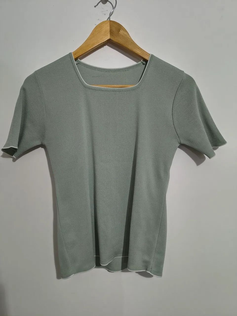 Blusa Verde com Detalhes em Branco