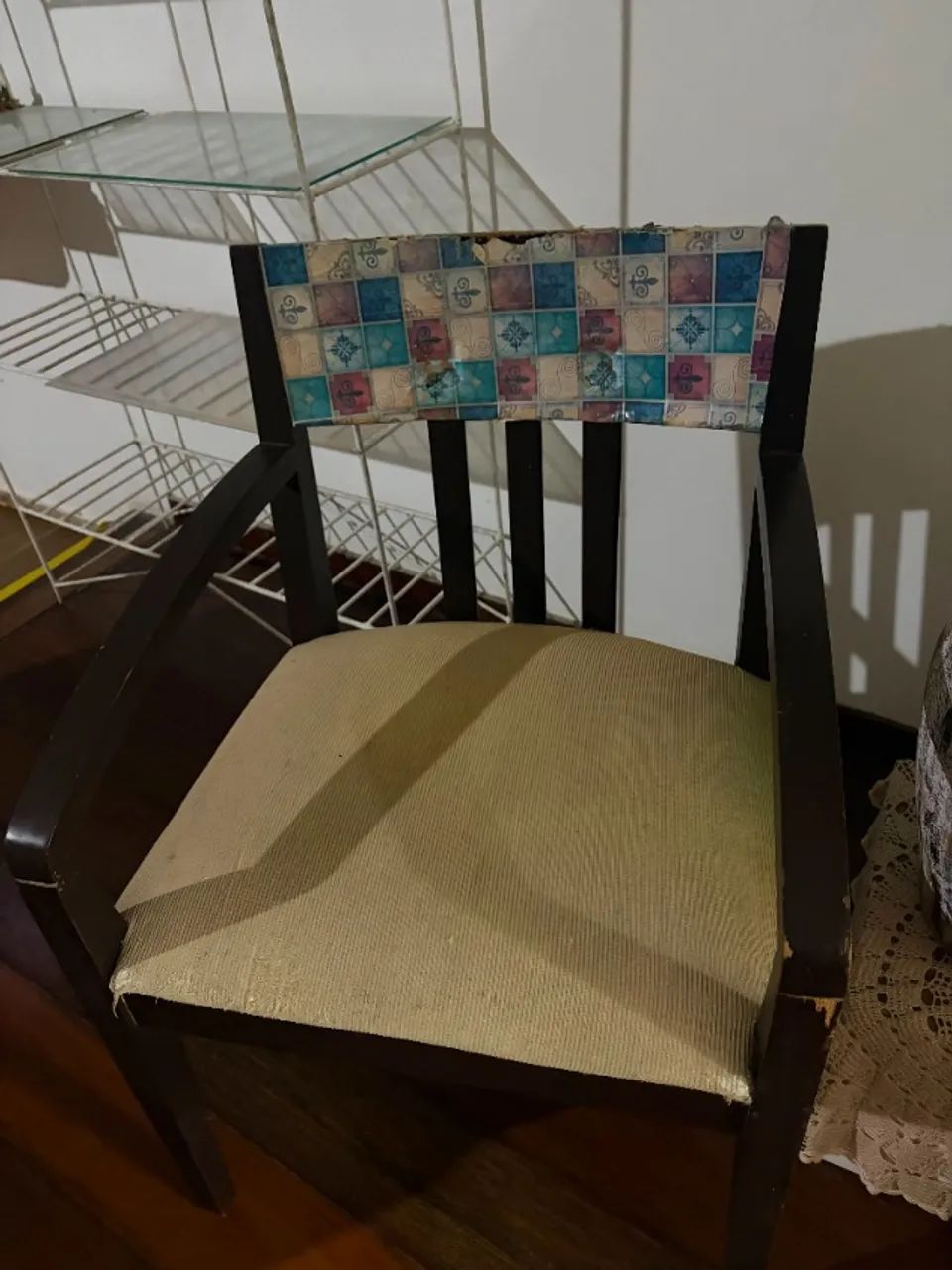 Cama box king com box duplo; Cadeiras de madeira e mesa de centro de madeira - Foto 4
