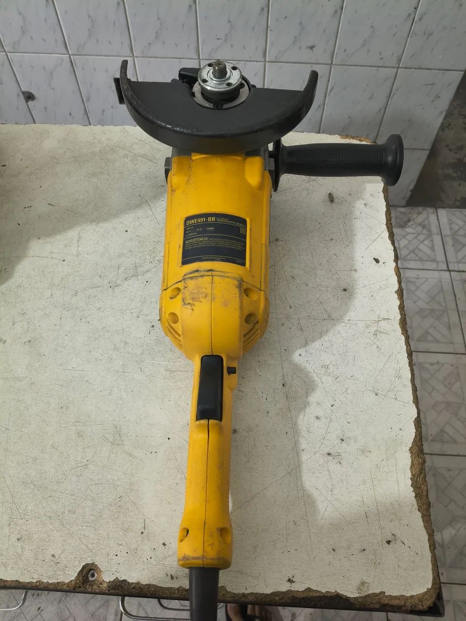Esmerilhadeira Dewalt 7 polegadas DWE491 127V - Foto 2