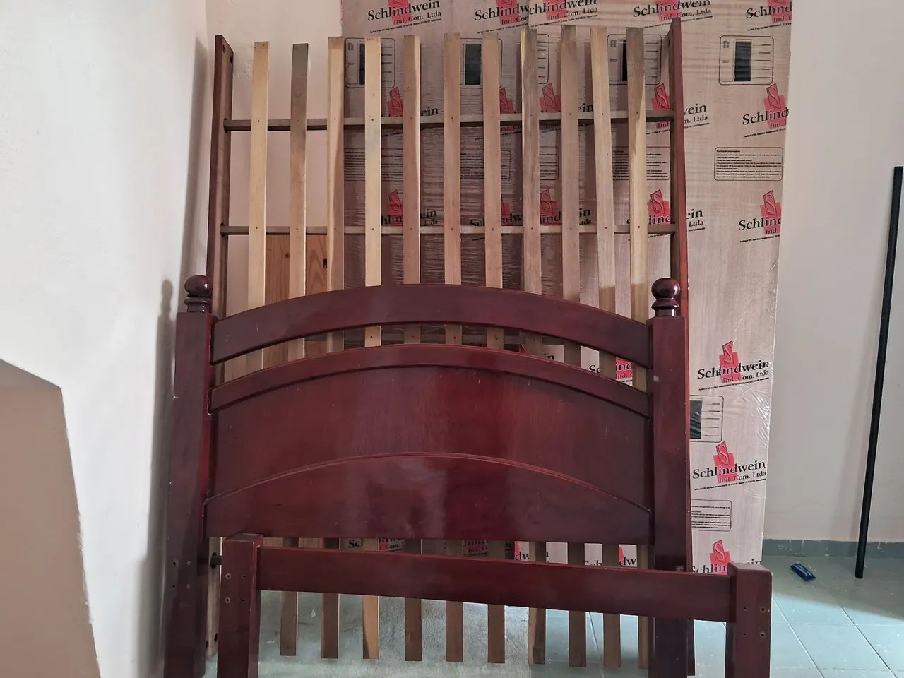 Vende-se uma cama de casal de Madeira 
